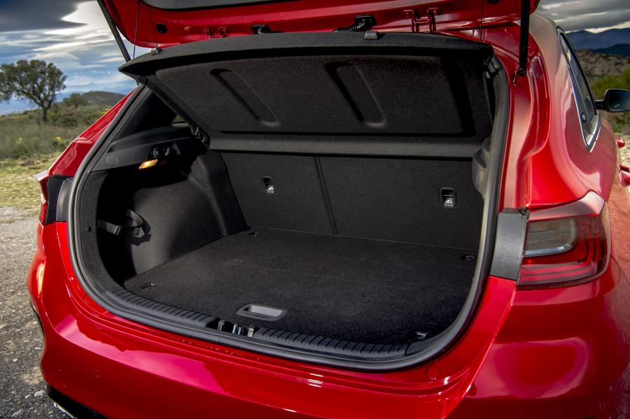 Багажник Kia Ceed GT 2019 года  (UK) (фото 4 из 43)